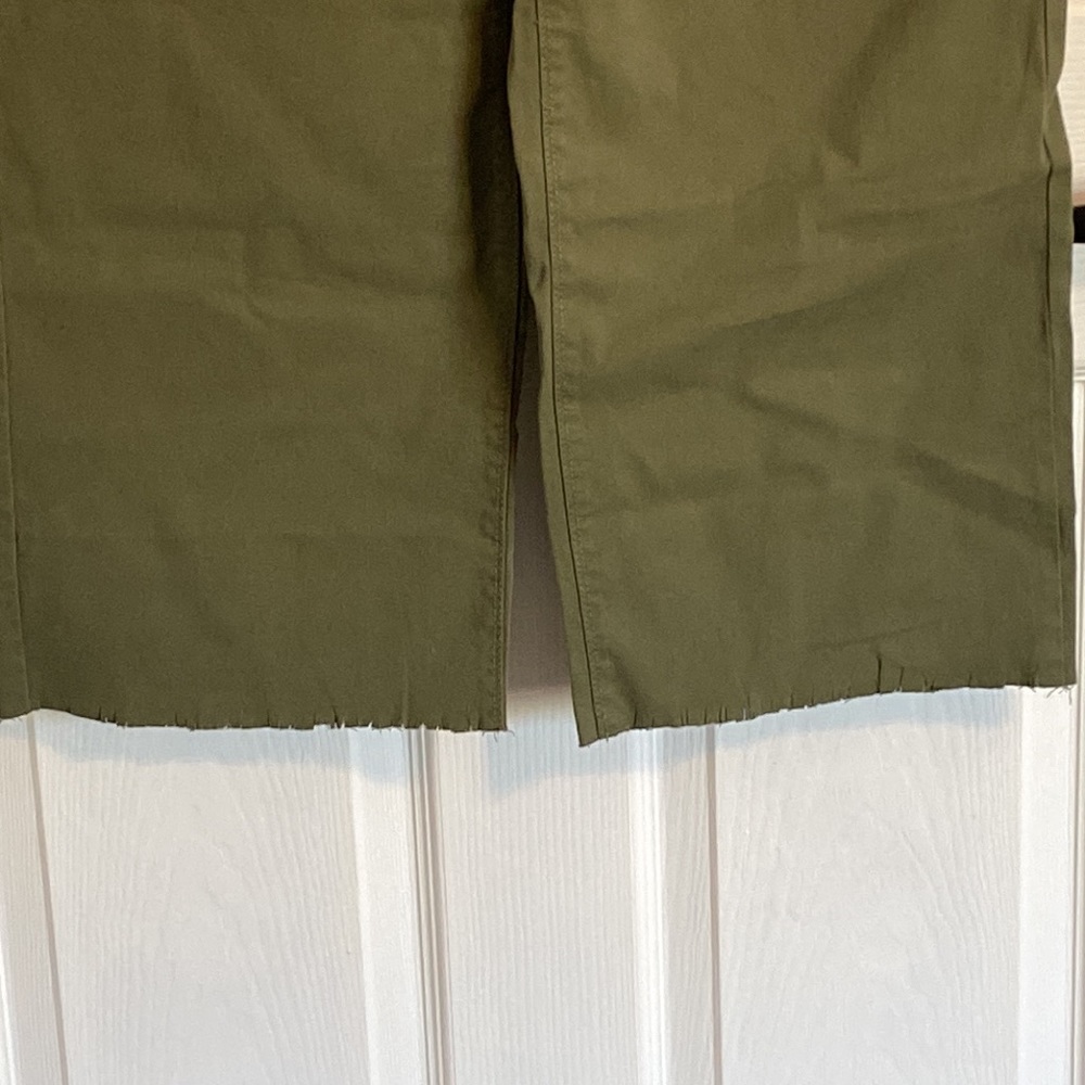 Sanctuary Ladies cropped raw hem olive army green size 32W, NWOT, never worn - Picture 3 of 8